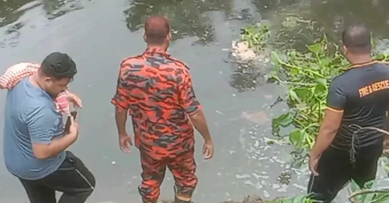 খাল থেকে শিশুকে উদ্ধার করছে ফায়ার সার্ভিসের সদস্যরা